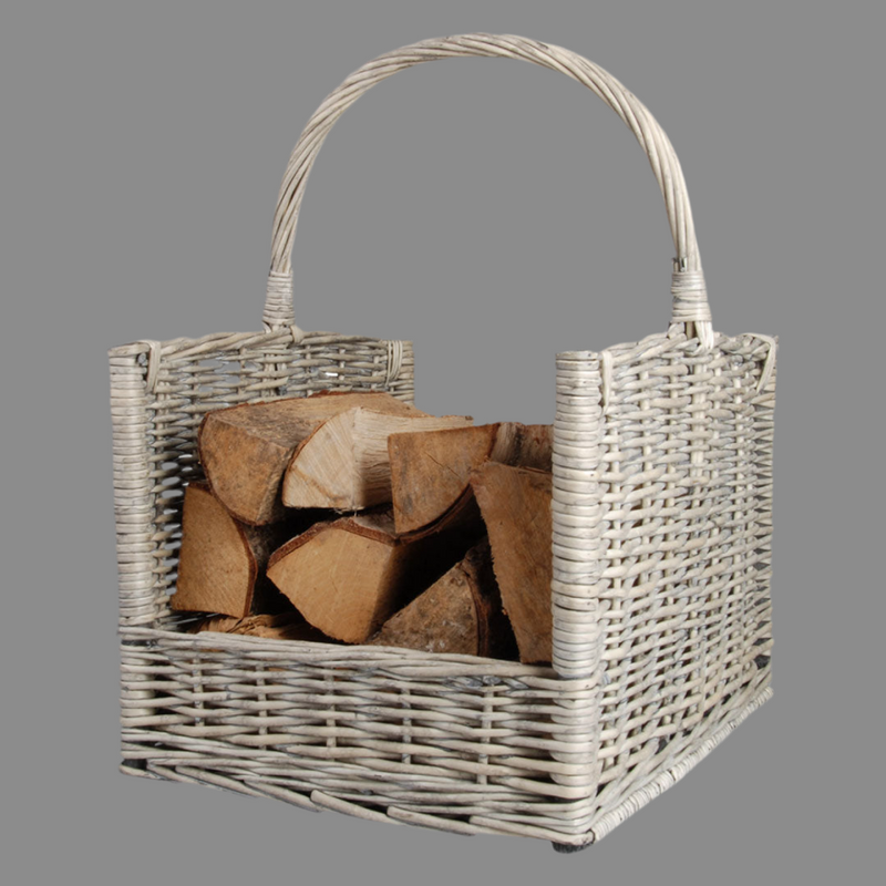Cesta de troncos de madera gris