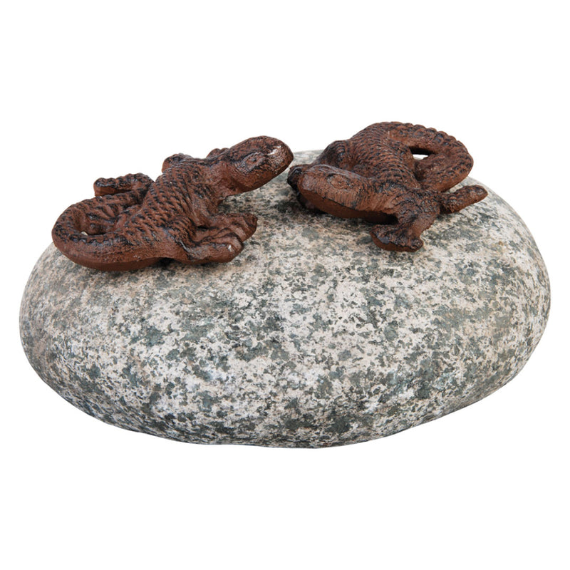 Dos lagartijas sobre piedra natural redonda